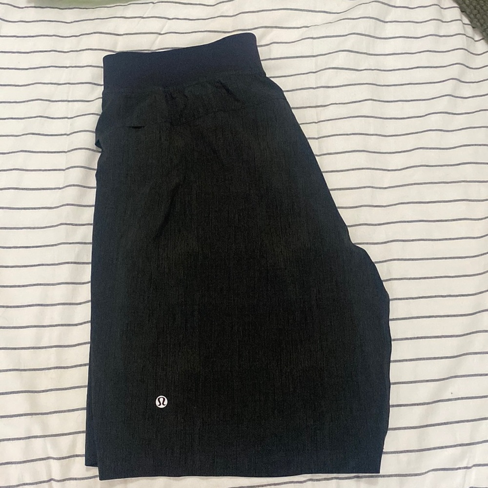 Lululemon Linerless Black (pattern) Short 9’’ XL